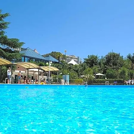 Ξενοδοχείο Rosa 4*